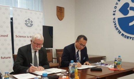 Penandatanganan kerjasama antara Rektor IPB Arif Satria dengan President Slovakia Academy of Science (SAS) Prof Pavol  Sajgalik. SAS adalah lembaga setara LIPI di Bratislava