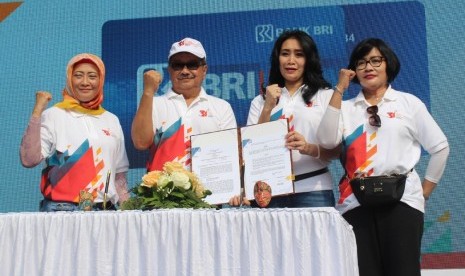 Penandatanganan kerjasama co-branding BRI Life di kartu Brizzy milik Bank BRI Kika: Direktur Pemasaran dan Bisnis Syariah Asuransi BRI Life Anik Hidayati, Direktur Utama Asuransi BRI Life Gatot Mardiwasisto Trisnadi, Direktur Konsumer Bank BRI Handayani dan Direktur Human Capital, R. Sophia Alizsa.