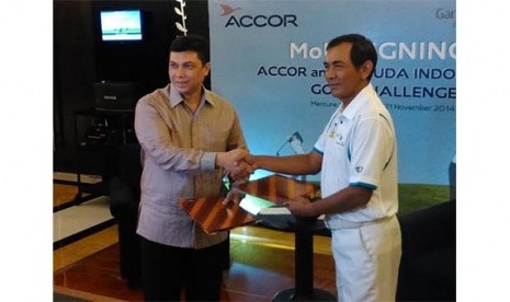 Penandatanganan kerjasama Garuda Indonesia-Accor dalam penyelenggaraan 'Garuda Indonesia Golf Challenge 2014-2015'