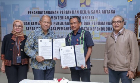 Penandatanganan kerjasama Kementerian PUPR dan Kemendagri untuk meningkatkan ketepatan data tenaga kerja konstruksi. MoU ditandatangani Sekretaris Direktorat Jenderal Bina Konstruksi Kementerian PUPR Yaya Supriyatna dan Direktur Fasilitasi Pemanfaatan Data dan Dokumen Kependudukan Ditjen Dukcapil Kemendagri Gunawan di Jakarta, Jumat (25/1). 