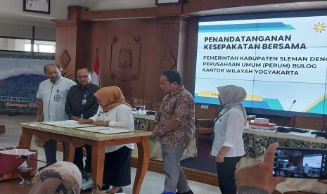  Penandatanganan kesepakatan bersama antara Pemkab Sleman dengan Bulog DIY di Aula Setda Lantai 3, Sleman, Rabu (13/9/2023).