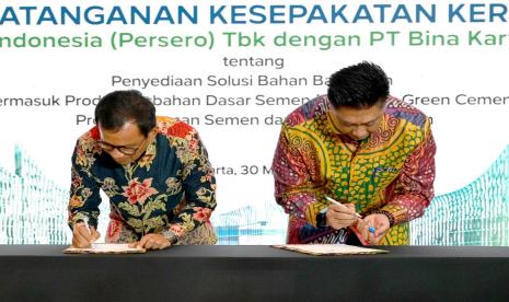 Penandatanganan Kesepakatan Kerja Sama Tentang Penyediaan Solusi Bahan Bangunan Termasuk Produk Berbahan Dasar Semen, Green Cement, Produk Turunan Semen dan Bahan Bangunan dilakukan oleh Direktur Utama SIG, Donny Arsal dan Direktur Utama Bina Karya, Boyke Prasetyanto di The East Tower, Jakarta, pada Kamis (30/05/2024).