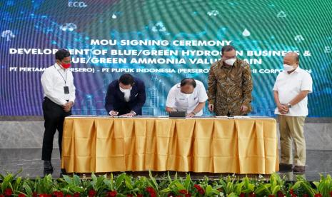 Penandatanganan kesepakatan kerja sama terkait bisnis green hydrogen oleh Direktur Strategi, Portofolio & Pengembangan Usaha PT Pertamina (Persero) Iman Rachman, Direktur Portofolio & Pengembangan Usaha PT Pupuk Indonesia  (Persero) Jamsaton Nababan dan Kepala Perwakilan Mitsubishi Corporation untuk Indonesia, Takuji  Konzo, di Jakarta, Rabu (2/3/2022)