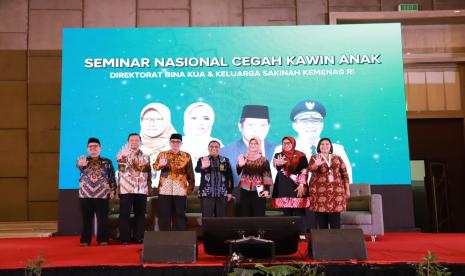 Penandatanganan Komitmen Bersama Cegah Kawin Anak oleh Direktur Bina KUA dan Keluarga Sakinah, Zainal Mustamin, diikuti para panelis, dan dilanjutkan oleh peserta secara luring dalam acara Seminar Nasional Cegah Kawin Anak untuk Mewujudkan Generasi Berkualitas di Kota Bandung, Kamis (13/7/2023). 