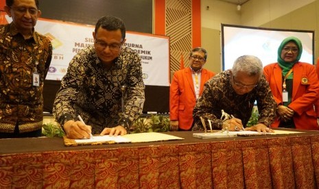 Penandatanganan Letter of Intense (LoI) antara Majelis Senat Akademik Perguruan Tinggi Negeri Berbadan Hukum (MSA PTNBH) dengan Bio Farma, dilaksanakan pada hari Sabtu 22 Juni 2019, di Makassar. LoI ini, ditandatangani oleh Direktur Utama Bio Farma (ketiga dari kiri), M.Rahman Roestan, dengan Ketua MSA PTNBH (keempat dari Kanan) Prof. Ir. Priyo. Suprobo, MS., Ph.D.