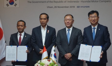 Penandatanganan Memorandum of Understanding antara Hyundai Motor Company (HMC) dengan pemerintah Indonesia di Korea Selatan, Selasa (26/11). Perjanjian ini sebagai tahapan awal rencana realisasi investasi HMC di Indonesia senilai Rp 21,8 triliun.