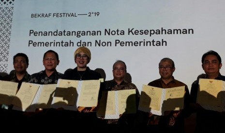 Penandatanganan memorandum of understanding (MoU) antara Bekraf dengan enam pemerintah daerah.  Penandatanganan nota kesepahaman ini merupakan kerja sama yang saling mendukung dalam rangka pengembangan potensi ekonomi kreatif.