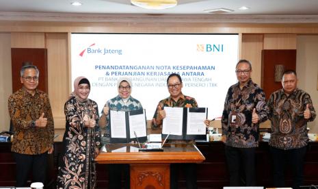  Pemimpin Wilayah 05 BNI Bambang Setyatmojo, Wakil Direktur Utama BNI Adi Sulistyowati, Direktur Consumer Banking BNI Corina Leyla Karnalies, Direktur TI, Konsumer dan Jaringan Bank Jateng Wiweko Probojakti, Direktur Bisnis Komersial Bank Jateng Puguh Budi Santosa, dan Direktur Kepatuhan & Manajemen Risiko Bank Jateng Aris Setiyawan dalam MoU Sinergi Produk dan Layanan BNI-Bank Jateng, di Kantor Pusat Bank Jateng di Semarang, Sabtu (1/10/2022).