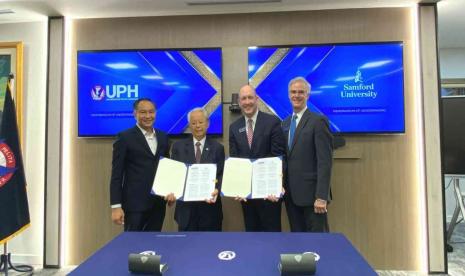 Penandatanganan Memorandum of Understanding (MoU) dilaksanakan pada 27 Oktober 2022 di UPH Lippo Village, Karawaci oleh Dr. (Hon.) Jonathan L. Parapak., M. Eng. Sc., selaku Rektor UPH dan Binsar Pandiangan, selaku Wakil Rektor Bidang Pemasaran dan Perkembangan UPH, serta dari pihak Samford University, Dr. Beck A. Taylor selaku President dan Dr. Collin M. Coyne selaku Vice President for Finance, Business Affairs and Strategy.