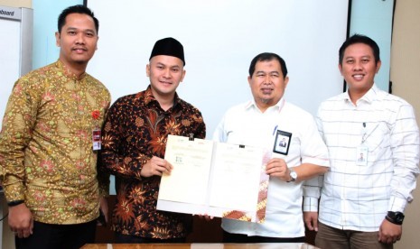 penandatanganan Memorandum of Understanding (MoU) oleh Ketua Umum YBM PLN Sulistyo Biantoro dan Direktur Utama PPPA Daarul Qur’an Muhammad Anwar Sani di Gedung Utama PLN, Jakarta Selatan, Sabtu (10/11).