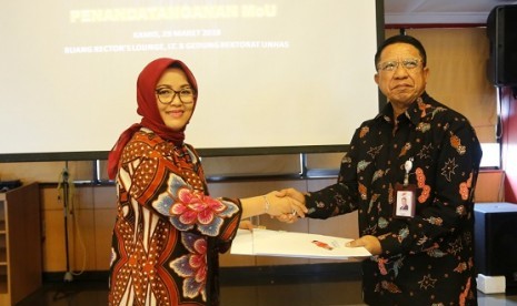 Penandatanganan Memorandum of Understanding (MoU) rencana pembangunan hotel yang dilakukan oleh Rektor Unhas, Prof Dr Dwia Areis Tina Pulubuhu, MA, dan Direktur Pemasaran dan Pengembangan PT Nindya Karya Tbk, Ir Haedar A Karim, MT, di Makassar, Kamis (29/3)