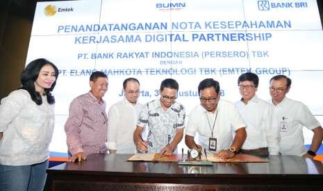 Penandatanganan Memorandum of Understanding (MoU) yang dilakukan Direktur Hubungan Kelembagaan Bank BRI Sis Apik Wijayanto dengan Direktur Utama Emtek Alvin Widarta Sariaatmadja tentang kerja sama Layanan Perbankan dan Digital Partnership, di kantor Pusat BRI, Jakarta, Jumat (31/8)