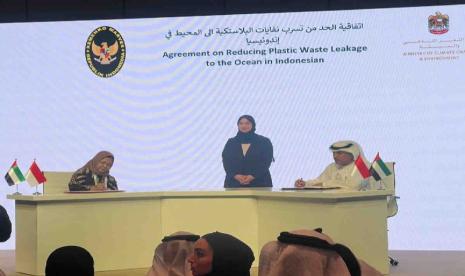 Penandatanganan Memorandum Saling Pengertian (MSP) mengenai Pengurangan Kebocoran Sampah Plastik ke Laut di Indonesia di Abu Dhabi, Selasa (23/4/2024). 