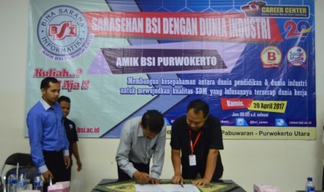 Penandatanganan MoU antara AMIK BSI Purwokerto dengan beberapa perusahaan dan pengusaha. 