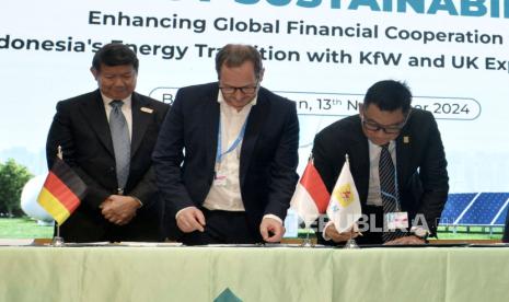 Signing MoU between PLN and KfW on green funding, at COP29, Baku, Azerbaijan, Wednesday (13/11/2024).