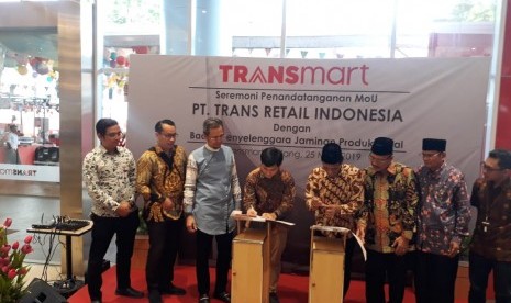 Penandatanganan MOU antara PT Trans Retail Indonesia (Transmart Padang) dengan Badan Penyelenggara Jaminan Produk Halal untuk sertifikasi halal, di Gedung Transmart Padang, Sabtu (25/5).