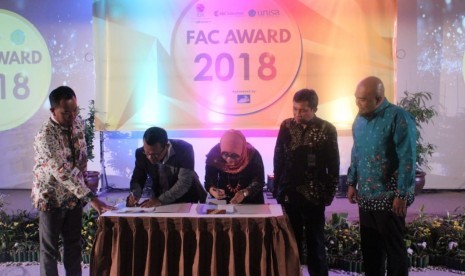 Penandatanganan MoU antara Unisa Gain dengan PT FAC Sekuritas Indonesia.