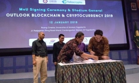  Penandatanganan MoU antara Universitas Amikom Yogyakarta dengan Tokocryoto  di Ruang Cinema Gedung Unit VI, Universitas Amikom Yogyakarta, Sleman, DIY,  Sabtu (12/01). MoU ini ditandatangani oleh Rektor Amikom, M Suyanto dan  CEO Tokocrypto Pang Xue Kai.