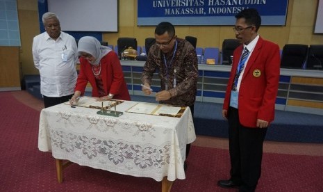 Penandatanganan MoU Bior farma dengan Universitas Hasanuddin.