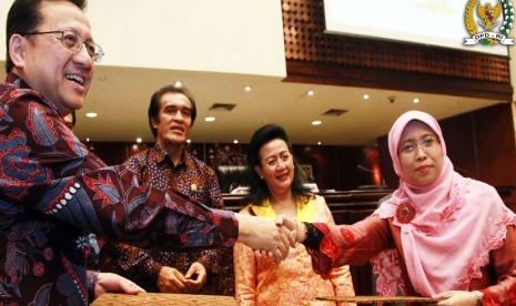   Penandatanganan MOU Dewan Perwakilan Daerah Republik Indonesia (DPD RI) dengan Komisi Perlindungan Anak Indonesia (KPAI) pada Sidang Paripurna ke-13 DPD RI, Kamis (13 Juni 2013).