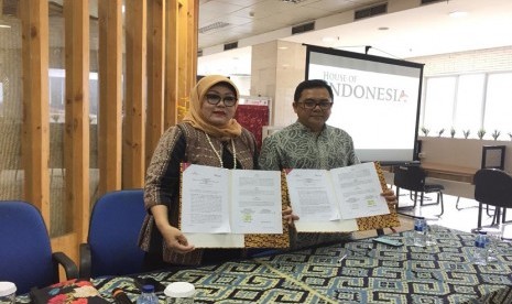 Penandatanganan MoU dilakukan antara Direktur Utama Smesco Indonesia Emilia Suhaimi (kiri) dengan Direktur Bisnis HOI Sydney, Vidi Vinandar.