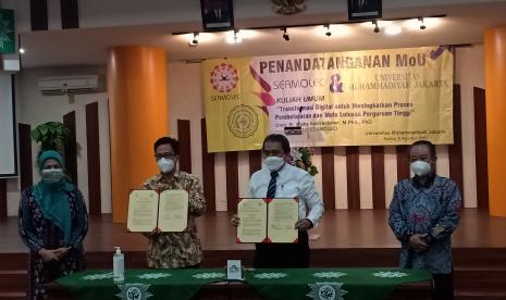 Penandatanganan MoU dilakukan di Kampus UMJ oleh Rektor UMJ, Dr. Ma’mun Murod Al- Barbasy, M.Si dan Direktur SEAMOLEC, R. Alpha Amirrachman, M.Phil., PhD., dan disaksikan Ketua Badan Pembina Harian (BPH) UMJ, Prof. Dr. Abdul Mu’ti, M.Ed dan Wakil Rektor Bidang Akademik dan Kerja sama, Dr. Endang Sulastri, M.Si.