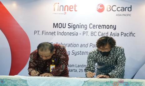 Penandatanganan MoU dilakukan oleh Direktur Operation & Innovation Finnet Aribowo (kiri) dan CEO BC Card Asia Pacific Lim Nam Hun (kanan).