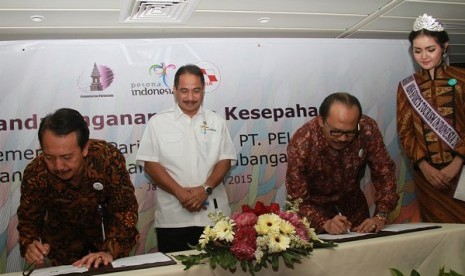 Penandatanganan MoU Kementerian Pariwisata dengan PT Pelni di KM Kelud Pelabuhan Tanjung Priok Jakarta, Jumat (31/7)