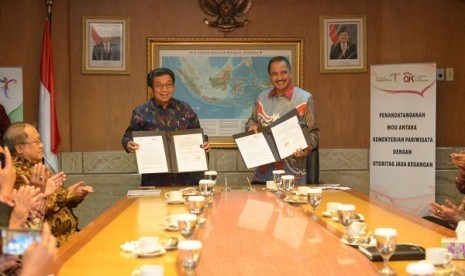 Penandatanganan MoU oleh Muliaman D Hadad dan Menteri Pariwisata Arief Yahya di Kementerian Pariwisata, Selasa (19/4).