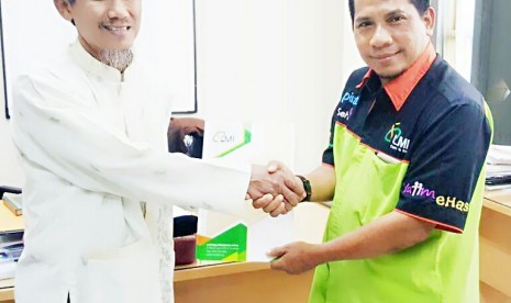 penandatanganan MoU oleh Rektor Ust. Ahmad Mudzoffar Jufri, Lc, MA dan Direktur Utama Laznas LMI Agung Heru Setiawan di Kampus Sekolah Tinggi Ilmu Dakwah dan Komunikasi Islam di Jl.Teluk Buli Perak Surabaya.