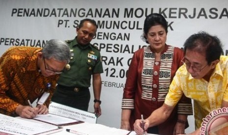 Penandatanganan MoU terkait operasi katarak gratis di RSCM Kirana, Jakarta, Selasa (16/2).