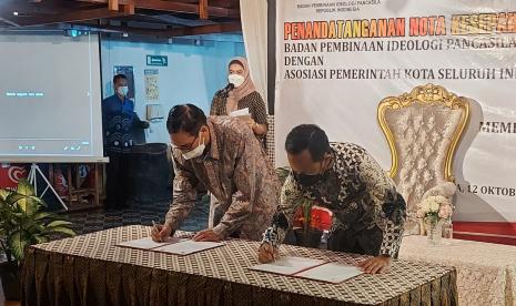 Penandatanganan Nota Kesepahaman antara Badan Pembinaan Ideologi Pancasila (BPIP) dengan Asosiasi Pemerintah Kota Seluruh Indonesia (Apeksi) dan sharing session Membumikan Pancasila Di Kota-Kota Seluruh Indonesia, di kawasan Candi Prambanan, Yogyakarta, Selasa (12/10). 