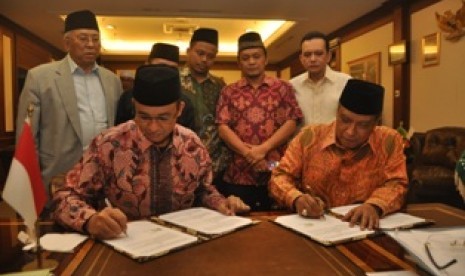 Penandatanganan nota kesepahaman antara Kemendikbud dan PBNU dilakukan oleh Menteri Pendidikan dan Kebudayaan Anies Baswedan dan Ketua Umum PBNU KH Said Aqil Siroj di gedung PBNU, Jumat (3/7).