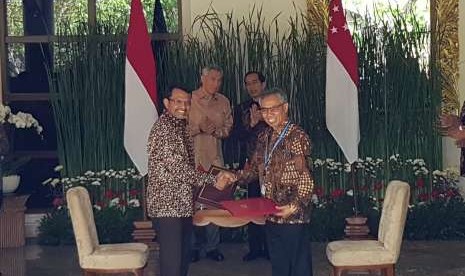 Penandatanganan nota kesepahaman antara OJK dan MAS dilakukan Ketua Dewan Komisioner OJK Wimboh Santoso dan Managing Director MAS Ravi Menon disaksikan Presiden Joko Widodo dan PM Singapura Lee Hsien Loong dalam acara pertemuan bilateral Pemerintah RI dan Singapura di Bali, Kamis (11/10).