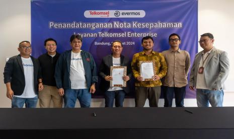 Penandatanganan nota kesepahaman antara Telkomsel dan Evermos. Telkomsel dan Evermos kerjasama untuk meningkatkan gerak UMKM melalui digital.