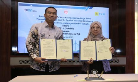 Penandatanganan nota kesepahaman atau Memorandum of Understanding (MoU) antara Direktur Retail dan Niaga PLN Edi Srimulyanti (kanan) dan Corporate Legal and Compliance Director PT Midi Utama Indonesia Tbk. Afid Hermeily (kiri) di Jakarta pada Rabu (8/11). Berkolaborasi dengan Alfamidi, PLN akan bekerja sama dalam penyediaan tenaga listrik untuk tempat kegiatan usaha Alfamidi, voucher kemitraan, penyediaan PLTS Atap dan pemanfaatan aset lahan dan gedung, serta pengembangan ekosistem kendaraan listrik dengan SPKLU dan SPBKLU.