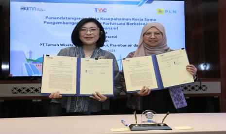 Penandatanganan nota kesepahaman atau Memorandum of Understanding (MoU) antara Direktur Retail dan Niaga PLN Edi Srimulyanti (kanan) dan Direktur Pemasaran, Pelayanan dan Pengembangan Usaha PT TWC Hetty Herawati (kiri) di Jakarta pada Rabu (8/11). Melalui kolaborasi ini, PLN mendukung pengembangan destinasi wisata berkelanjutan ( green tourism) melalui penyediaan solusi energi bersih bagi PT TWC.