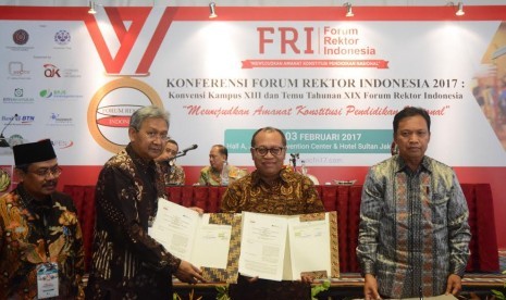 Penandatanganan nota kesepahaman BPJS Ketenagakerjaan dengan Forum Rektor Indonesia.