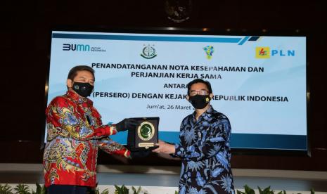 Penandatanganan nota kesepahaman dilakukan secara langsung Direktur Utama PLN, Zulkifli Zaini bersama Jaksa Agung, Burhanuddin, di Kantor Pusat PLN Pusat, Jumat (26/3). 