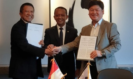 Penandatanganan Nota Kesepahaman (Memorandum of Understanding/ MoU) antara perusahaan BUMN konstruksi PT Nindya Karya (Persero) dengan Samsung Engineering di Seoul, Korea Selatan, Senin (16/12).