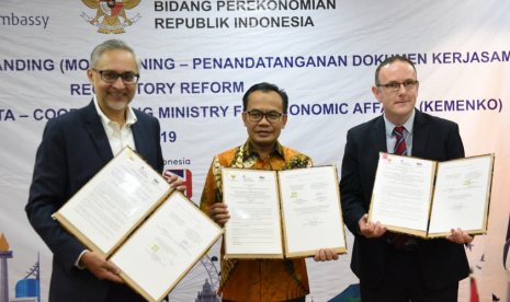  Penandatanganan Nota Kesepahaman (Memorandum of Understanding/MoU)  tentang Pengembangan Reformasi Regulasi di Indonesia di Kantor Kementerian  Koordinator Bidang Perekonomian, Jakarta, Rabu (12/6). 