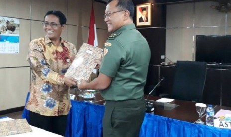 Penandatanganan nota kesepahaman (MoU) antara Direktur Jenderal Peternakan dan Kesehatan Hewan Kementerian Pertanian l Ketut Diarmita dan Wakil Asisten Teritorial TNI AD  Brigjend Budi Sulistijono untuk peningkatan populasi sapi dan kerbau di Gedung Kementerian Pertanian, Jumat (28/4).