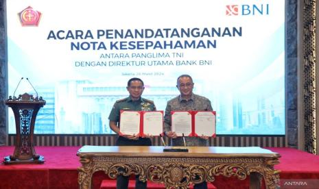 Penandatanganan Nota Kesepahaman (MoU) antara Panglima TNI Jenderal TNI Agus Subiyanto dengan Direktur Utama BNI Royke Tumilaar di Wisma Ahmad Yani, Jakarta, Selasa (26/3/2024).