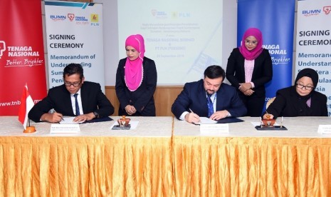 Penandatanganan nota kesepahaman (MoU) antara PT PLN (Persero) dan perusahaan listrik Malaysia, enaga Nasional Berhad (TNB). PLN dan TNB dari Malaysia sepakat perkuat transisi energi menuju net zero emission