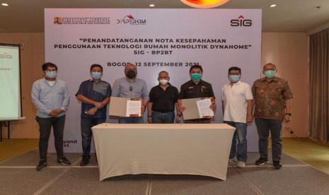 Penandatanganan Nota Kesepahaman (MoU) Penggunaan Teknologi Rumah Monolitik dilakukan oleh Direktur Marketing dan Supply Chain SIG, Adi Munandir dan Ketua Tim Fasilitasi BP2BT dan Green Housing Sumatera Selatan, J Riantony disaksikan oleh Direktur Jendral Pembiayaan Infrasturktur Pekerjaan Umum dan Perumahan, Herry Trisaputra Zuna, Ahad (12/9), di Bogor, Jawa Barat.