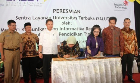  Penandatanganan Nota Kesepahaman (MoU) sinergi pemanfaatan sumber daya bersama antara Executive General Manager Divisi Enterprise Service Telkom Siti Choiriana dengan Rektor Universitas Terbuka Prof. Ir. Tian Belawati, M.Ed., Ph.D yang disaksikan oleh Men