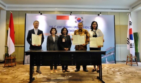  Penandatanganan Nota Kesepahaman (MoU) untuk produk lifescience Bio Farma, ditandatangani oleh Direktur Utama Bio Farma, M.Rahman Roestan (Kedua dari Kanan), Perwakilan SK Plasma Choi Yong Jun (Paling kiri), Perwakilan Palang Merah Indonesia (PMI) dr. Linda Lukitari Waseso (Paling kanan). Disaksikan oleh Dirjen Farmasi dan Alat Kesehatan Kemenkes RI, Engko Sosialine Magdalena (Ketiga dari kanan), dan  Directorate General for Global Health Care Ministry of Health and Welfare of South Korea, Kim Hye Seon(Keempat dari kanan).