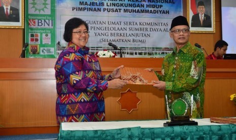  Penandatanganan Nota Kesepahaman oleh Menteri LHK Siti Nurbaya dan Ketua Umum PP Muhammadiyah Dr. H. Haedar Nashir, M.Si tentang Konservasi Sumber Daya Hutan dan Pengelolaan Lingkungan Hidup.