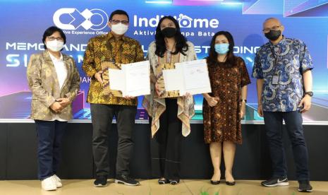 Penandatanganan nota kesepahaman oleh Vice President Marketing Management Telkom E Kurniawan dan CEO CXO Media Putri Tanjung.