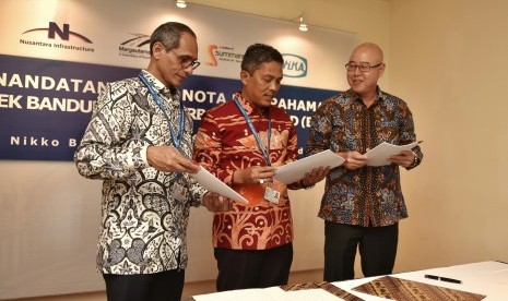 Penandatanganan nota kesepahaman Proyek Bandung Intra Urban Toll Road (BIUTR)  oleh Direktur Utama PT Margautama Nusantara (MUN) Danni Hasan (kiri), Direktur Operasi I PT Wijaya Karya (Persero) Tbk, Agung Budi Waskito (tengah), dan Executive Director PT Summarecon Agung Tbk, Hindarko Hasan (kanan) di Nikko Hotel, Nusa Dua Bali, Sabtu, (13/10).   